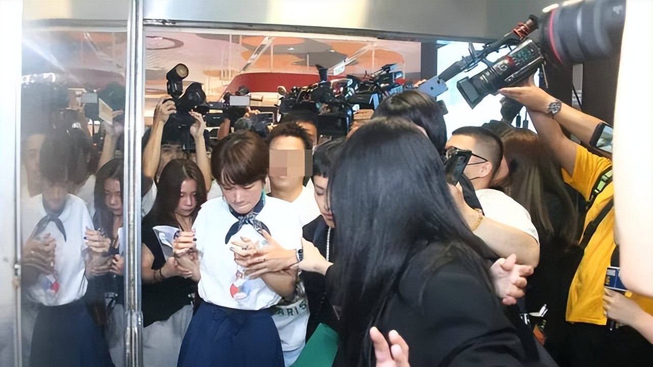 黄子佼爱徒现身场面失控，被逼到货梯角落，被师父丑闻波及影响