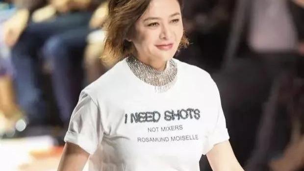 61岁关之琳罕见露面，走T台不敢认，当年骨相绝美，老了仍单身