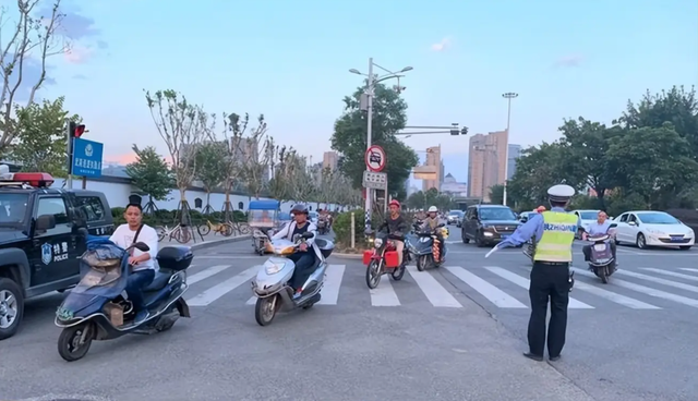 电动车“双证”时代来临！合法上路要做到“1牌、2证、3必须”