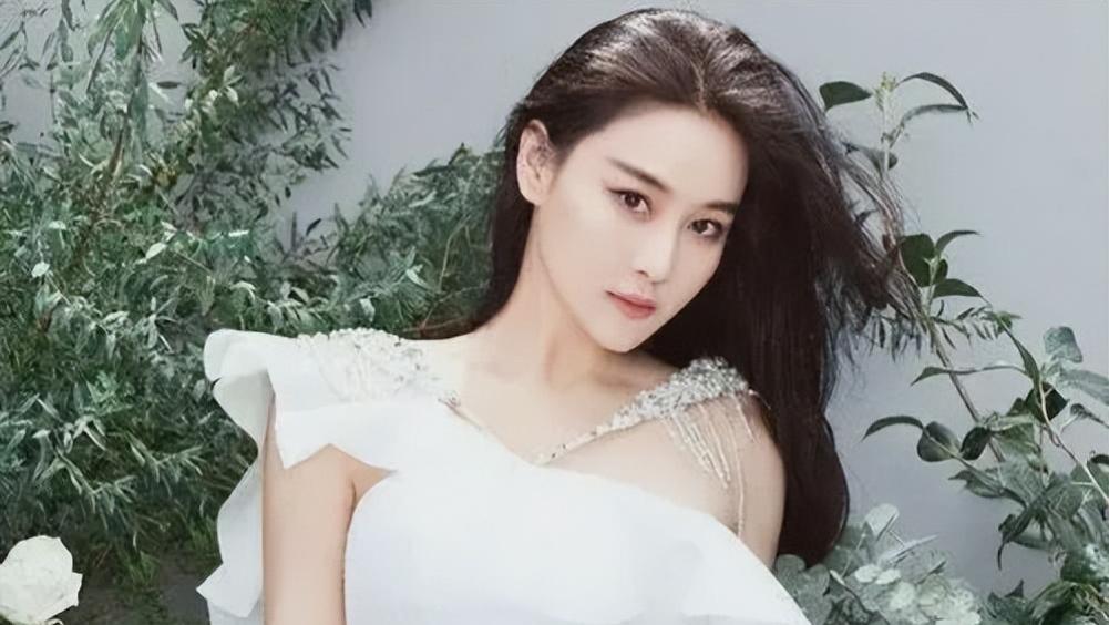 张馨予旧照曝光，网友热议：十年前的风尘味！