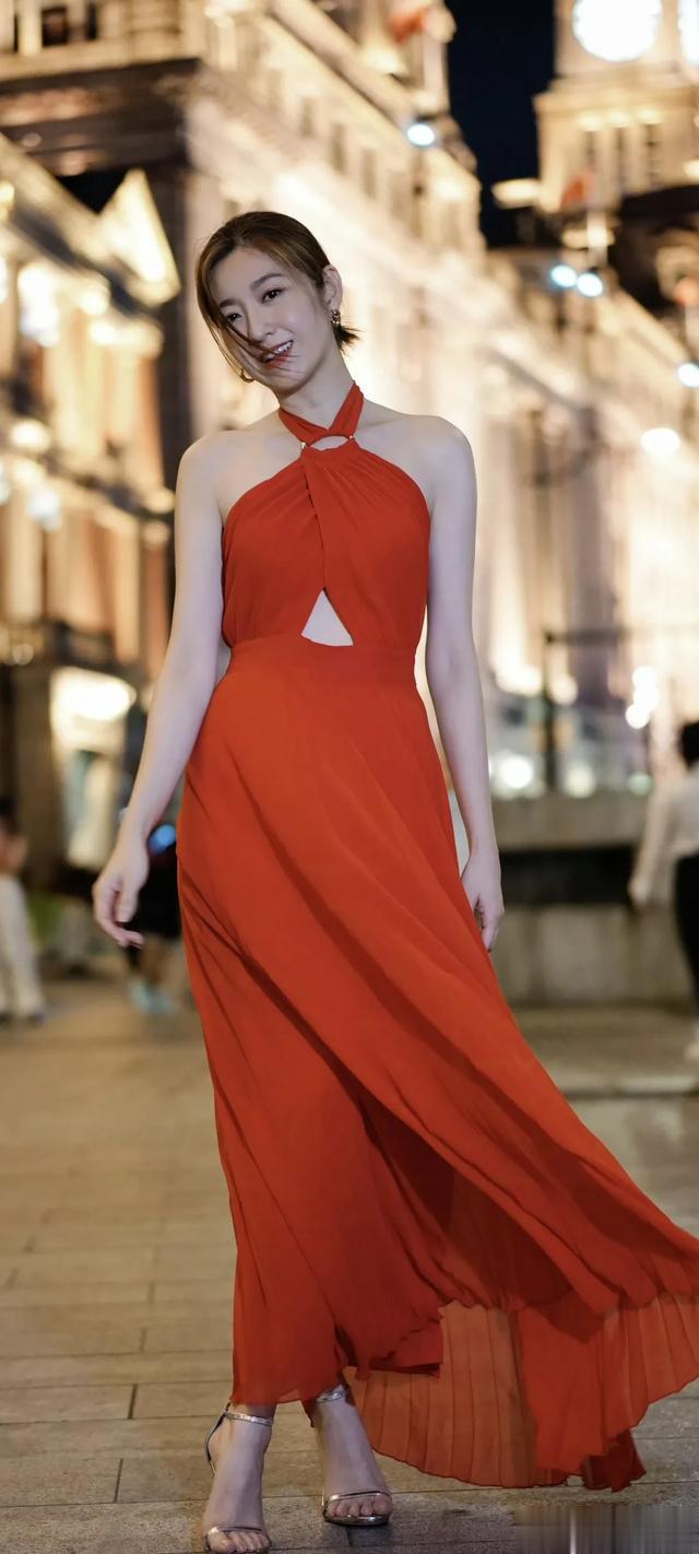 陈自瑶 上海外滩摆拍，景美人更美！