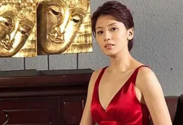 贾静雯又矮又龅牙算不算大美女?看看她和高圆圆的合照你就有答案