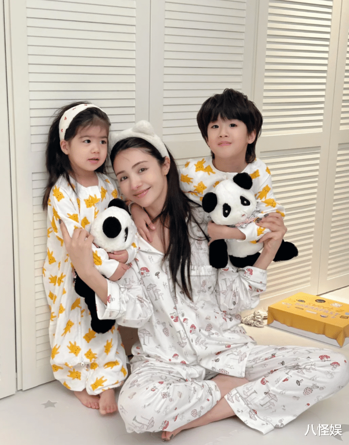 麦迪娜姜潮带儿子阿那亚度假,爱马仕包LV球鞋太惹眼,阔气十足