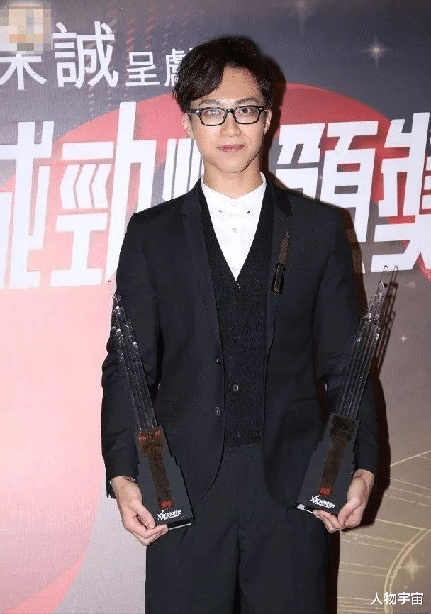 他出道16个月红馆开唱,娶日本老婆惹人羡慕,漂亮太太生活接地气