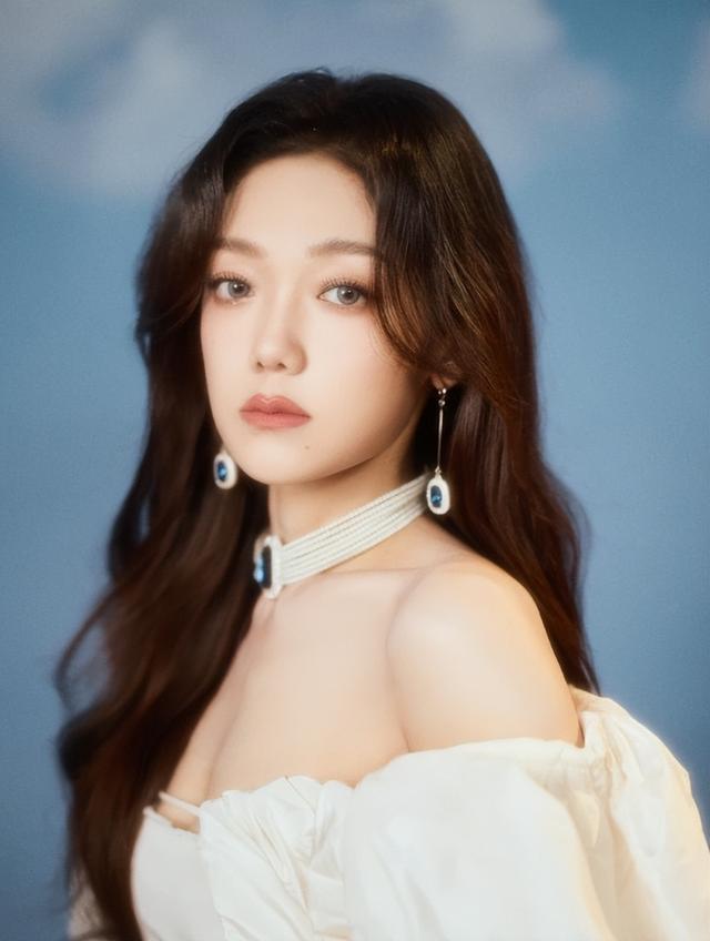 出道就被封杀，因相貌遭受非议，如今获得冠军，“逆袭”登上春晚