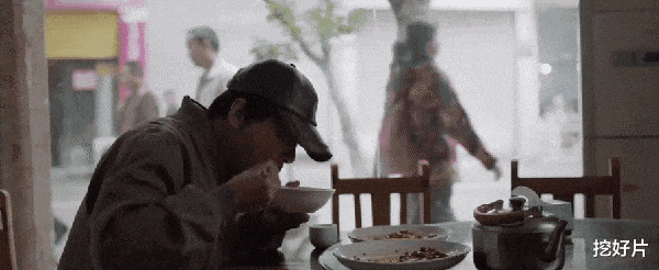 有偶像包袱就别演戏!《我是刑警》歹徒吃炒菜,打脸多少假吃演员