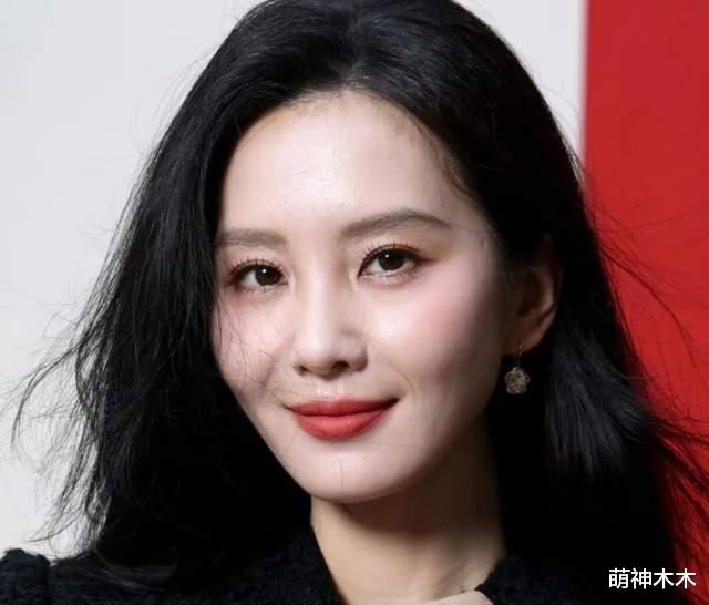 章子怡现身威尼斯电影节，生图暴露脸部状态，网友：原装脸就是牛