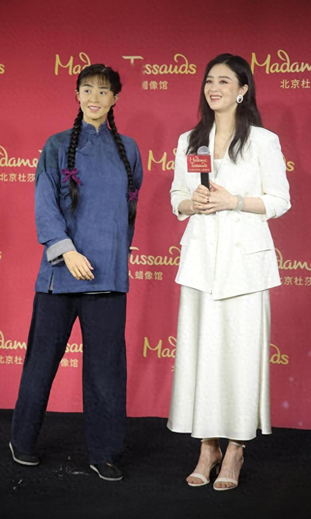蒋欣为自己蜡像揭幕,夸赞:太像了!