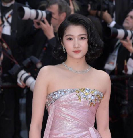 关晓彤真的胖了好多?网友:这脸盘这体型,是真让人不敢相信!