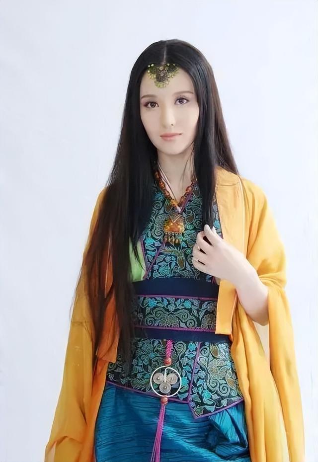 43岁张萌晒威尼斯旅行大片,身材爆表风韵犹存,简直是少妇天花板