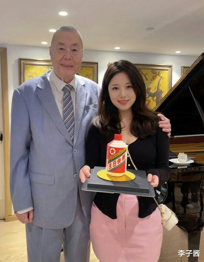 85岁刘诗昆庆生,留圆寸发型很减龄,还亲自拎着女儿吹蜡烛