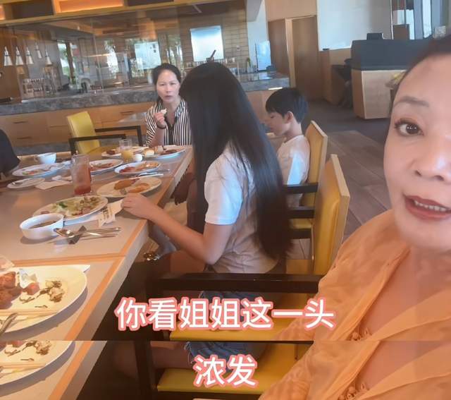 张兰日本度假牵手孙子孙女，小玥儿长发及腰，意外露正脸太像大S