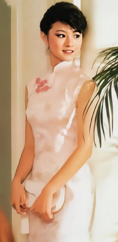 李赛凤：拍《僵尸先生》的时候，导演让我把领口拉的越低越好