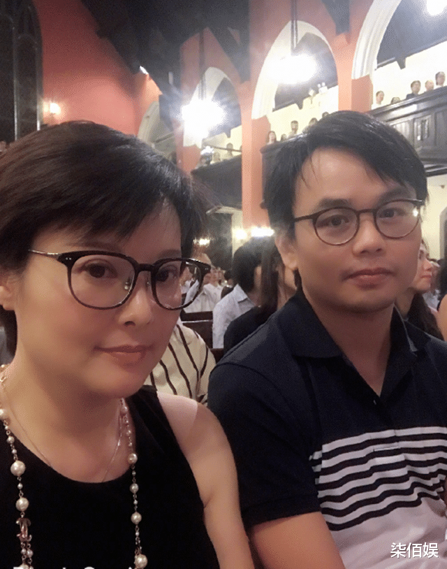 袁立跟小11岁老公到湖南农村串亲，52岁变老变胖，但仍有别于众人