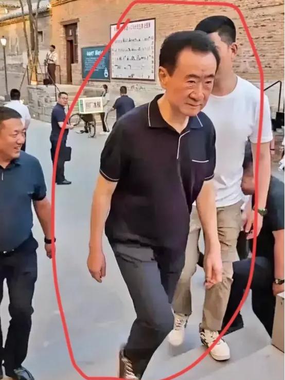 王健林再次现身,骨瘦如柴!被多位合作方追债,不见往日风采