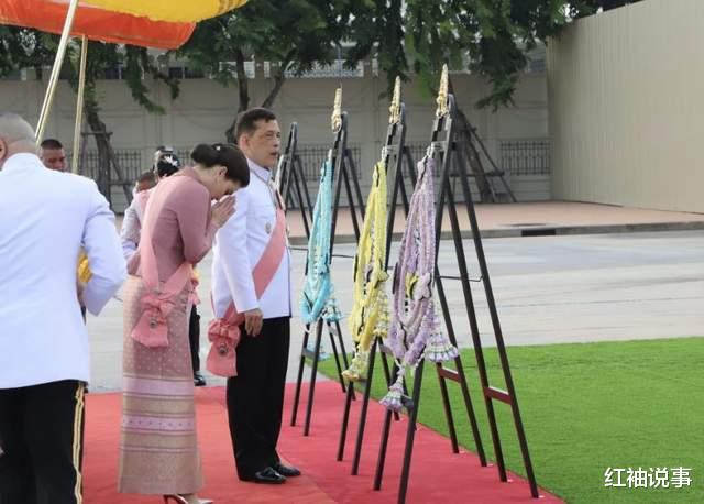 苏提达王后走少女路线，樱花礼服仙气飘飘，跟国王老公秀恩爱