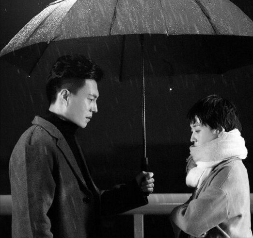 伸舌头、嘴亲肿、面条吻，这些“中老年”演员拍吻戏，个个辣眼睛