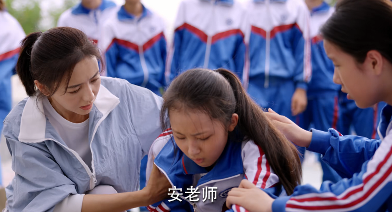 空降2集,收视率破2.4!观众:真不愧是我苦等一年的都市大剧