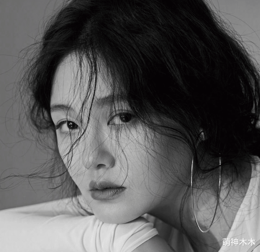 大S骨灰包机运回家!具俊晔现身捧着粉红色骨灰坛,现场画面曝光