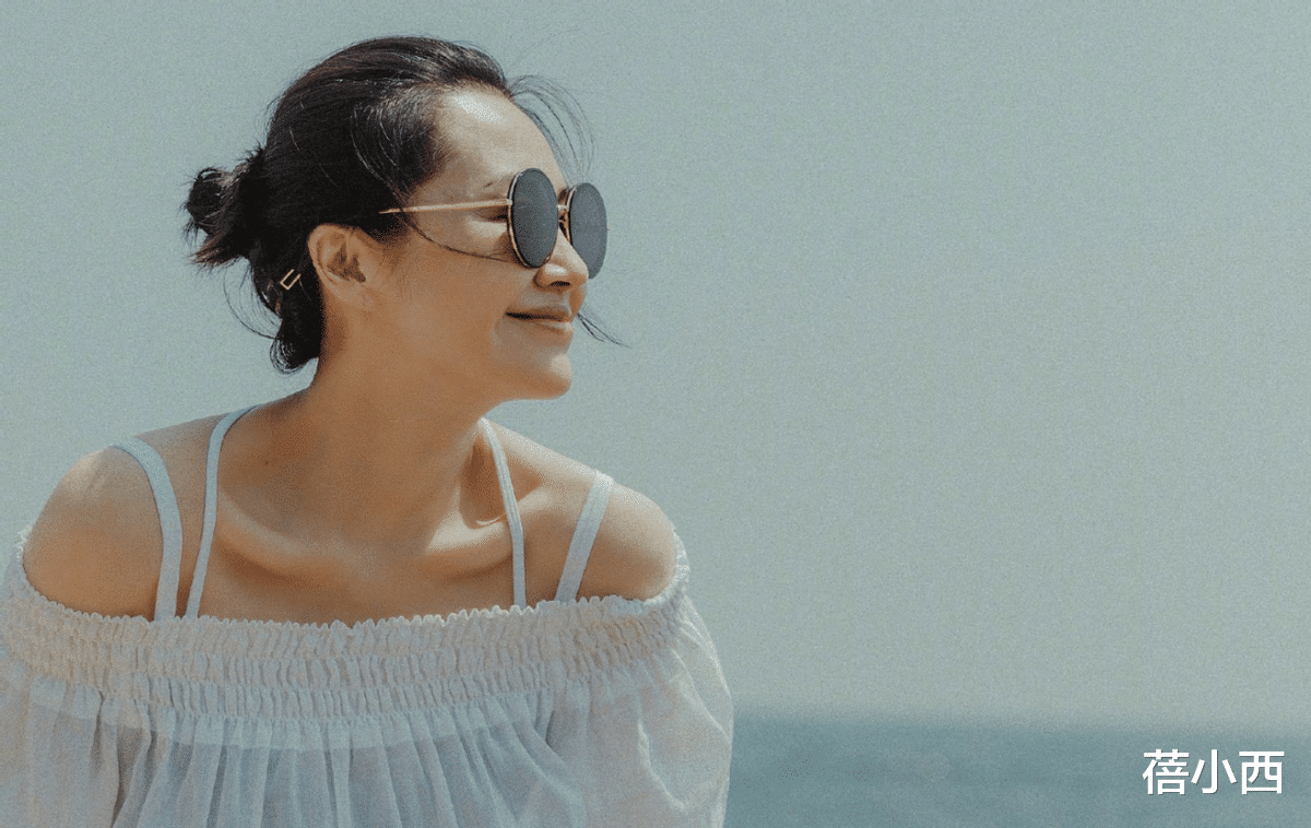 扎起马尾的许晴好年轻,穿白色短裙+恨天高,55岁颜值大回春好美