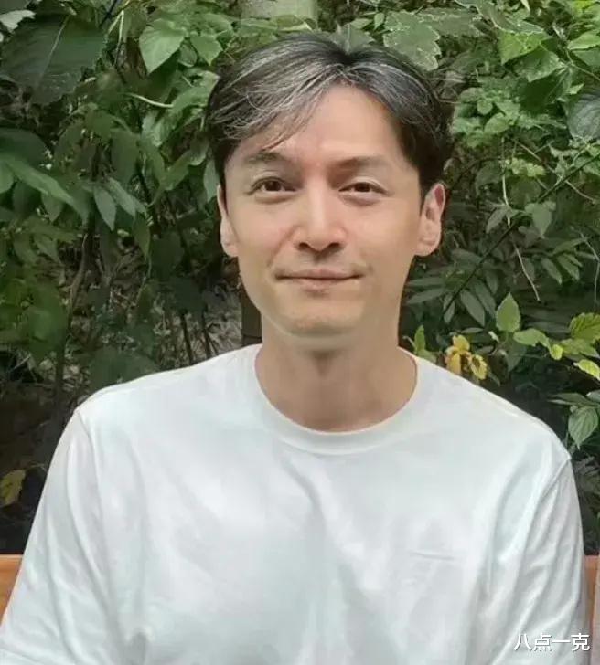 41岁胡歌断崖式衰老,纯素颜出镜、白发丛生,与粉丝合影超接地气