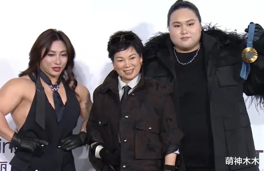 嘉人盛典红毯生图来了！刘亦菲勒紧细腰，杨幂秀腿，刘诗诗穿长裤