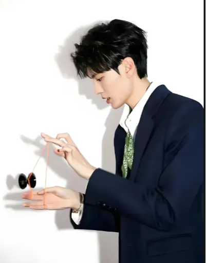 管不住手的5位内娱男星，明明拥有一张俊美小脸，却让人觉得手比脸香