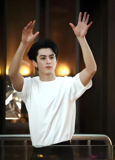 管不住手的5位内娱男星，明明拥有一张俊美小脸，却让人觉得手比脸香