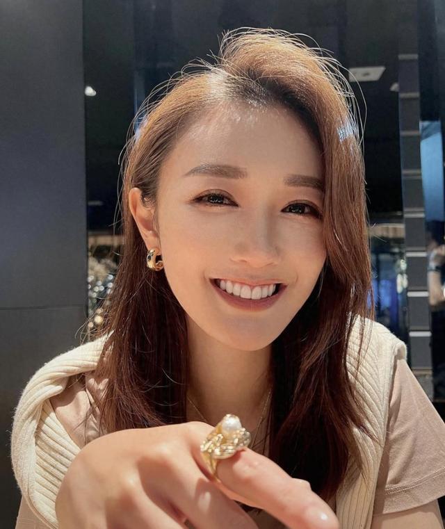 三亿驸马袁伟豪:入赘豪门被嘲到抑郁,宝宝百日宴愁眉苦脸