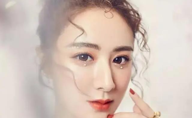 薇娅近况曝光，合照稳站C位，年会领队跳热舞，与老公当众秀恩爱