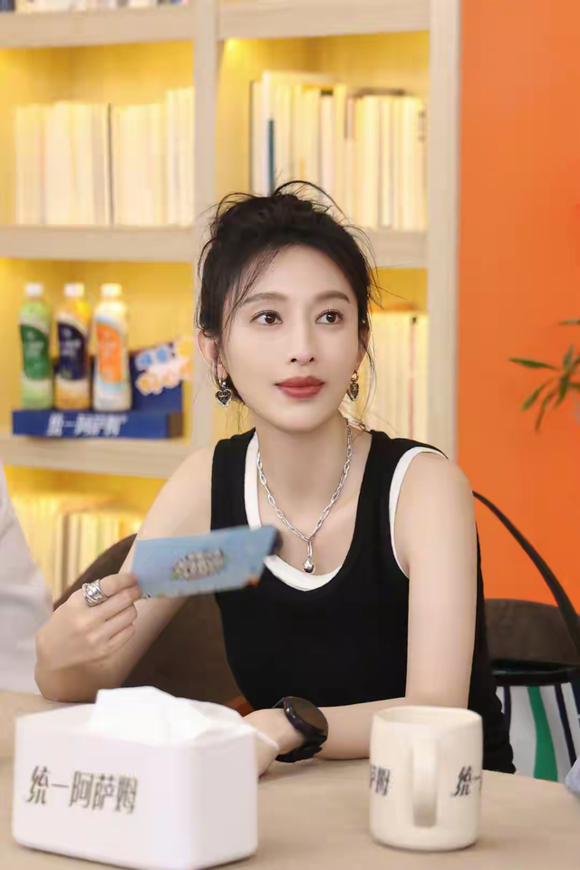 40岁张俪近照,颜值太高了,一袭长裙美艳动人不输00后