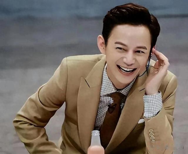 50岁何炅终于有了归宿？“新女友”身份曝光，网友：怎么又是她？