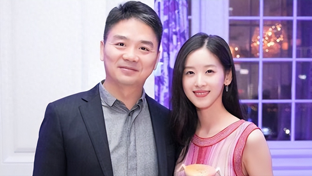 刘强东携娇妻章泽天现身巴黎奥运会,气场强大,8岁女儿身高瞩目