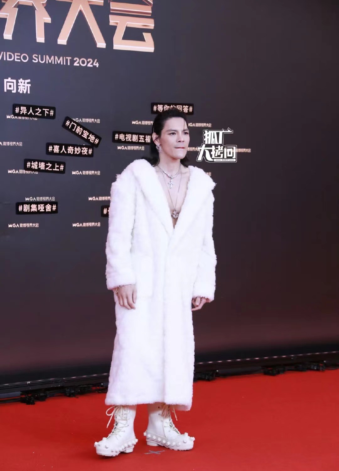 北京这一夜的红毯，将向佐的“荒诞”，展现得淋漓尽致