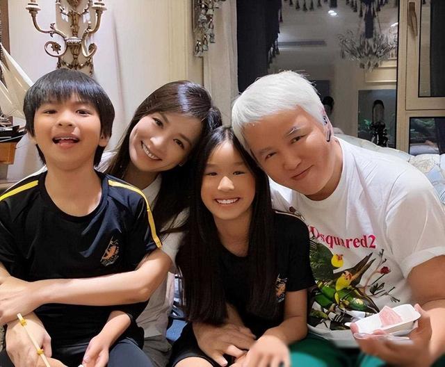 将“老公熬成爹”的5位女星,明明年龄差不多,看着却像两代人