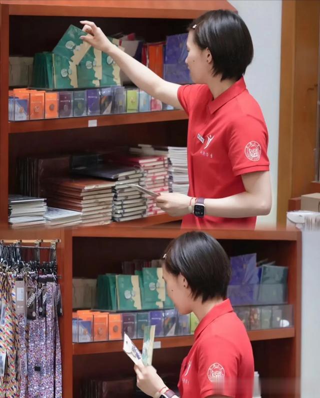 陈芋汐大学报到,短发精致发卡青春活力,友好送同学奥运会周边