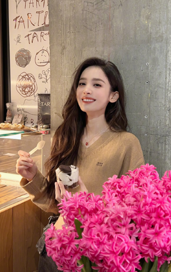 娜扎现身国外街头吃雪糕！大秀马甲线小腹平坦，忙里偷闲生活滋润