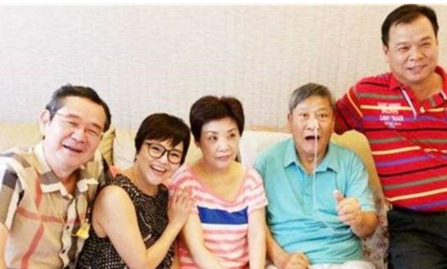 |他因春晚一夜成名，意外摔成“脑瘫”被妻子抛弃，情人却不离不弃