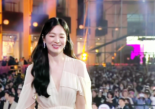 宋慧乔宋仲基重逢!一个台上颁奖!一个台下凝望!粉丝终于释怀了