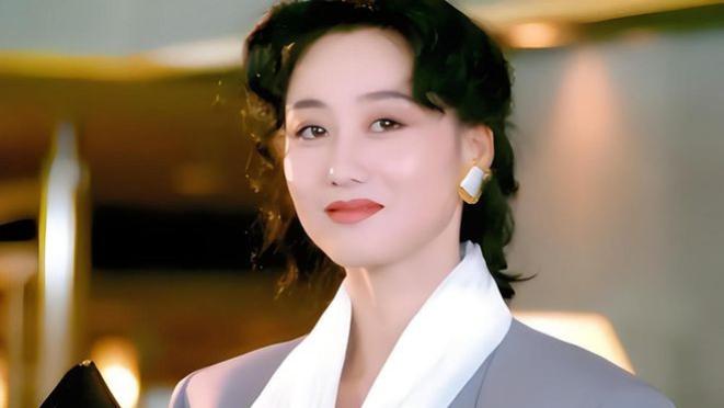 李连杰妻子利智，白色领口上衣，短发造型，尽显年轻优雅