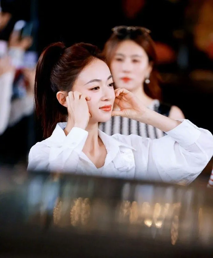 吴谨言密室大逃脱路透被赞松弛感满满！白衬衫高马尾，元气大学生