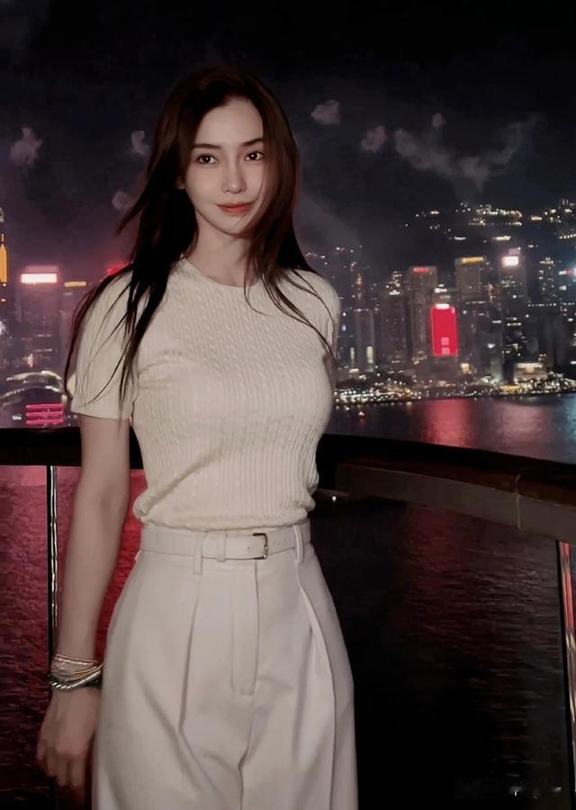 杨颖维港看烟花庆国庆,长发披肩回眸一笑,依旧美得惊心动魄