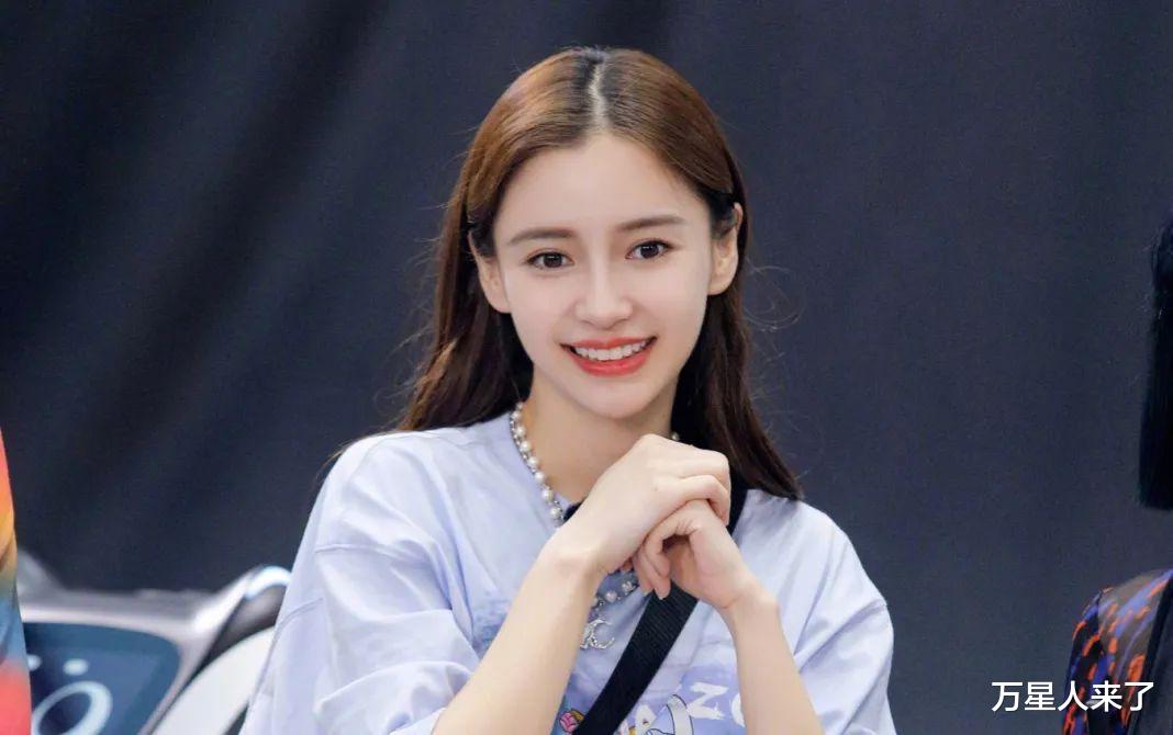 杨颖中秋惊艳亮相，黑西装搭花裙尽显少女感，引发热评