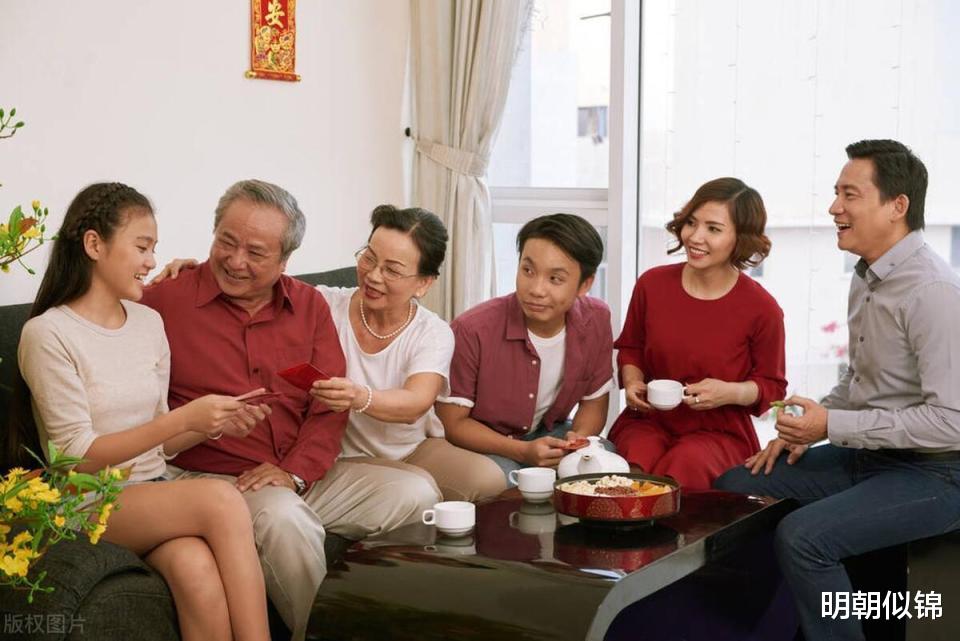 大厂精英返乡记:年薪百万为何成县城亲戚眼中的“隐形”财富?