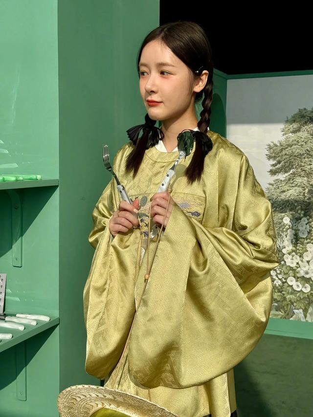 徐娇晒泳照引争议！昔日“星女郎”，如今为何被骂？