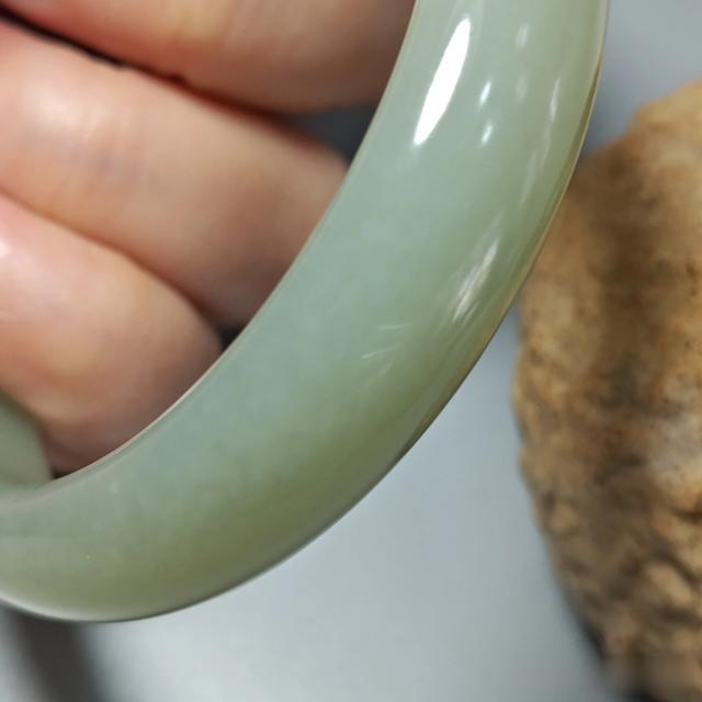 一点豆青色｜53.7mm圈青玉素镯