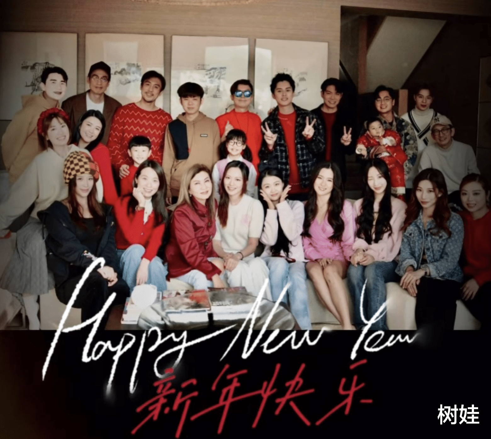 TVB高层在家办过年派对,与爱将黄宗泽贴脸合照,星二代集体登场