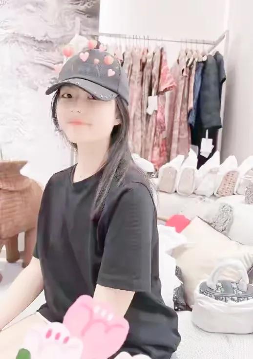 李湘带王诗龄回老家岳阳，冬天穿高跟单鞋，富贵逼人，王诗龄好看