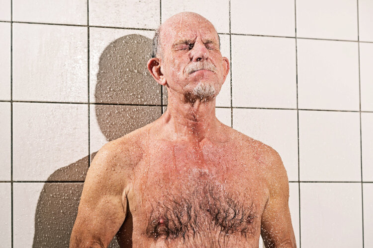 65岁老人洗澡后猝死，医生惋惜：老年人洗澡多留心，别犯3个错