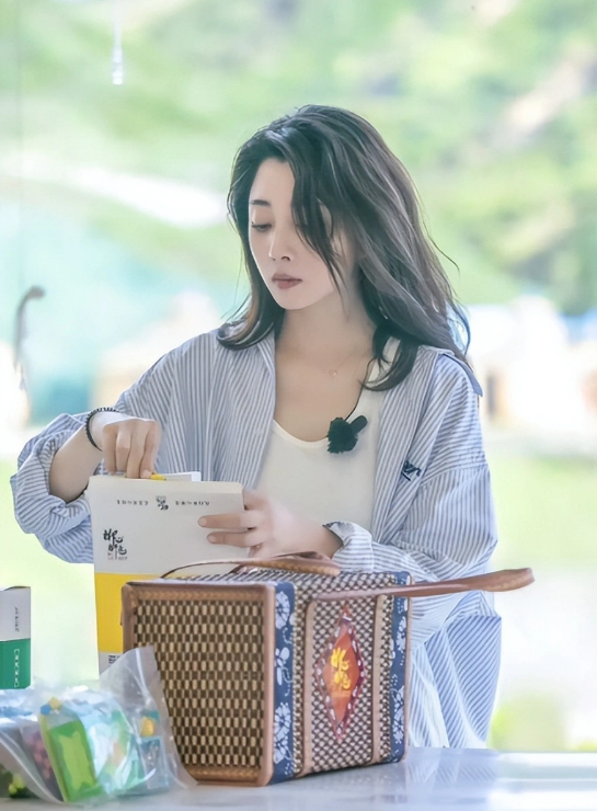 事实证明,44岁“有过5个前任”的殷桃,已经走上了一条不归路